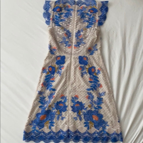 Floral Lace Embroidered Dress - Picture 4 of 8